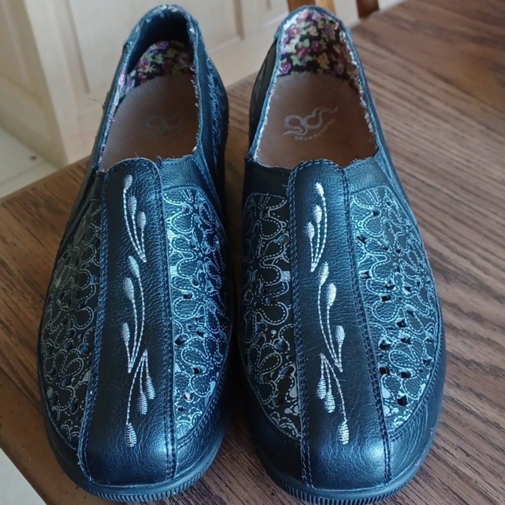 Gravity Defyer Mulina Womens Black Laser Cut Out Comfort Flats SlipOn Shoes 10.5
